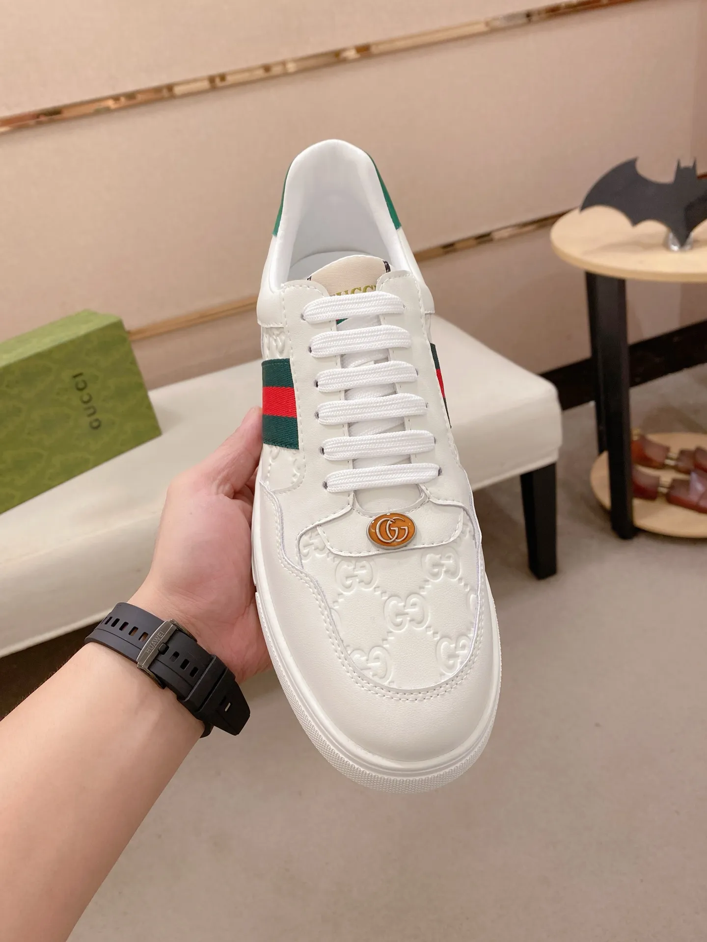 Factory price: 420💰 (GUCCI) The latest model from the official website 🎁🎁Casual and fashionable men's shoes👟, hot style 💥The version is simple and elegant, exclusive for trendy men. Unique official website latest brand elements 👑Gucci original decoration, fashionable and generous, the fabric is original cowhide ✅sheepskin lining, the official website specifies wear-resistant casual outsole, the classic model is taken in kind at the counter🎬38-44 (45 is not returned or exchanged)